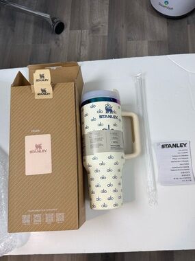 NWT Stanley decorated w/alo Pattern 40oz  Cream Tumbler with handle and Straw